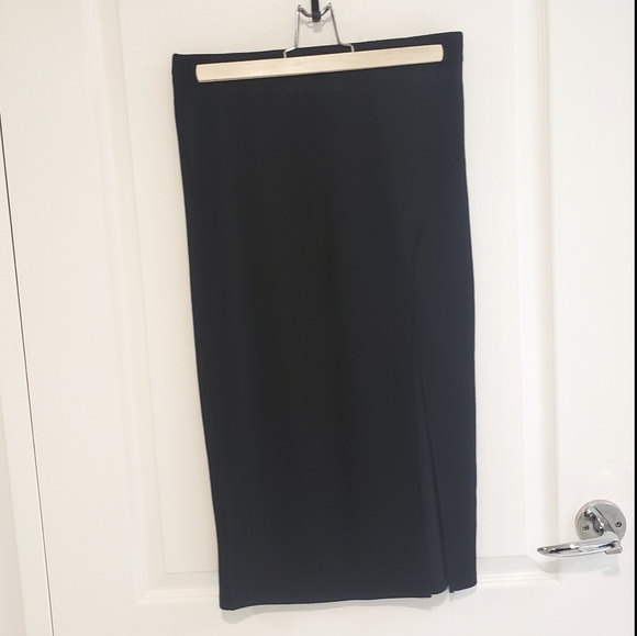 Black skirt w/side slit - Picture 1 of 2